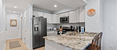 ثلاجة، ميكروويف، فرن، موقد طهي مسطح