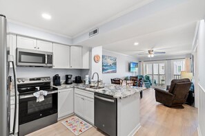 Refrigerador, microondas, horno y parrilla de estufa 