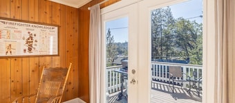 Al fresco dining with lake views, close to Yosemite, walk to lake, foosball