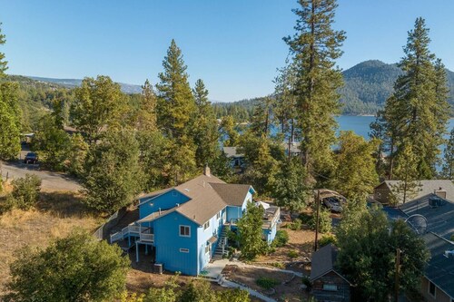 Al fresco dining with lake views, close to Yosemite,  walk to lake, foosball  