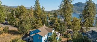 Al fresco dining with lake views, close to Yosemite, walk to lake, foosball