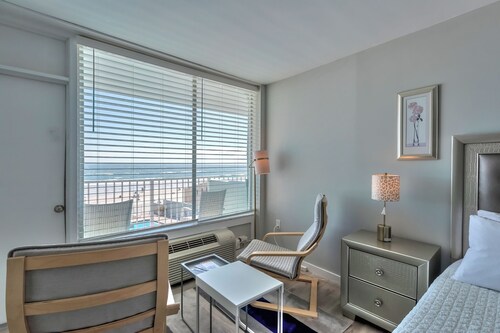 Direct Oceanfront Condo - Amazing View and Soothing Breeze