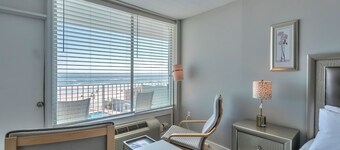 Direct Oceanfront Condo - Amazing View and Soothing Breeze