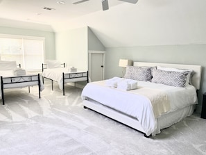 4 bedrooms, iron/ironing board, WiFi, bed sheets