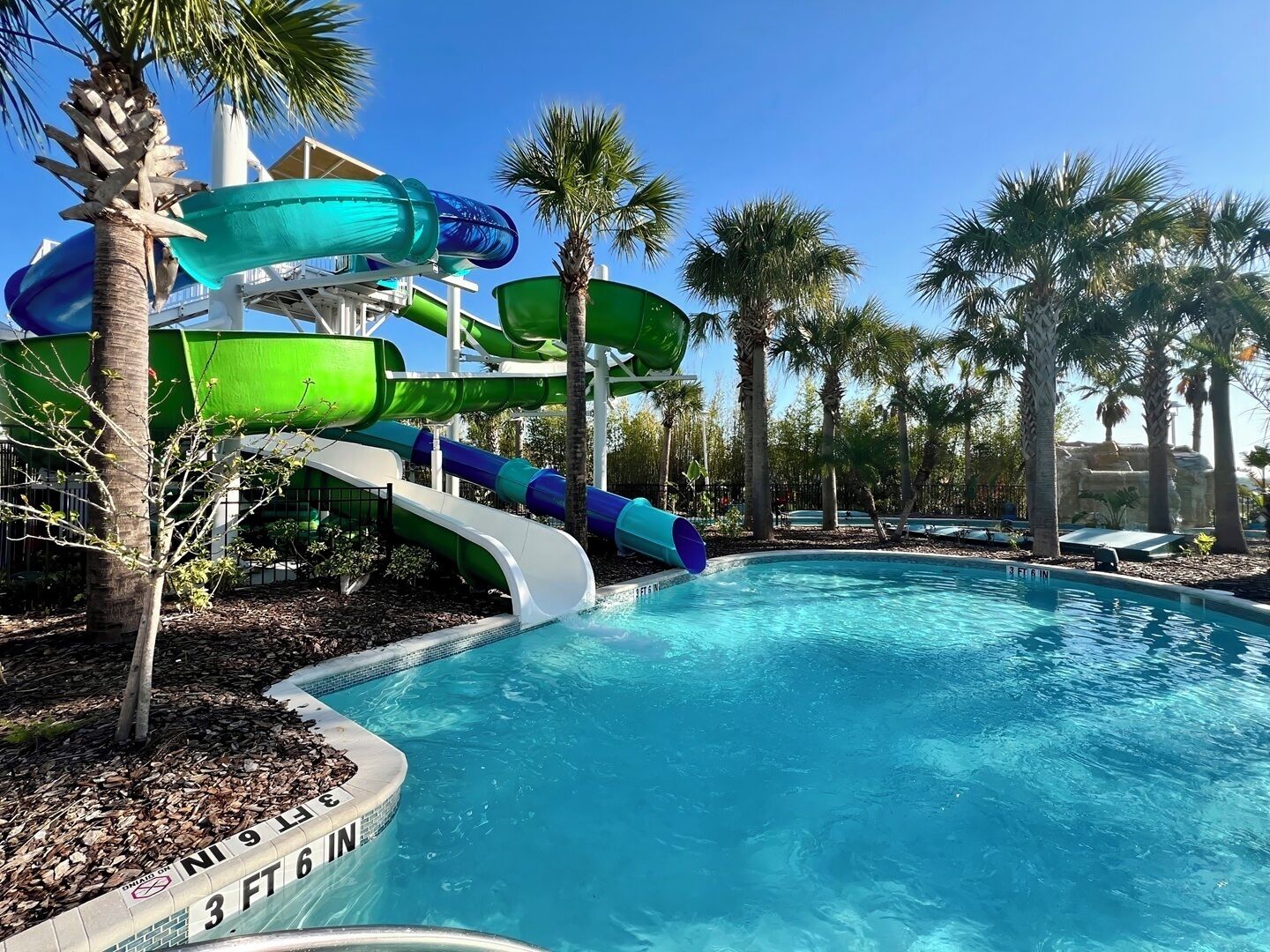 Un parque acuático con múltiples toboganes y una piscina.