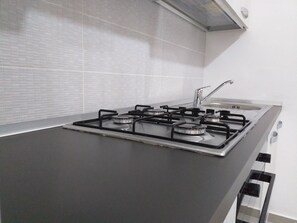 Frigorífico, horno, placa de cocina y cafetera o tetera