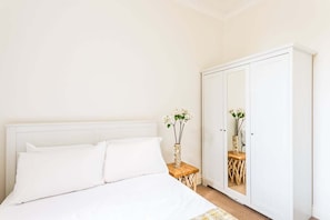 1 habitación, escritorio, tabla de planchar con plancha y internet 