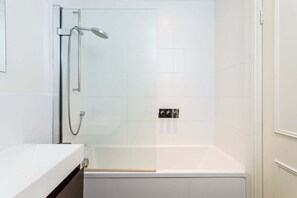 Baignoire, articles de toilette écologiques, séchoir à cheveux