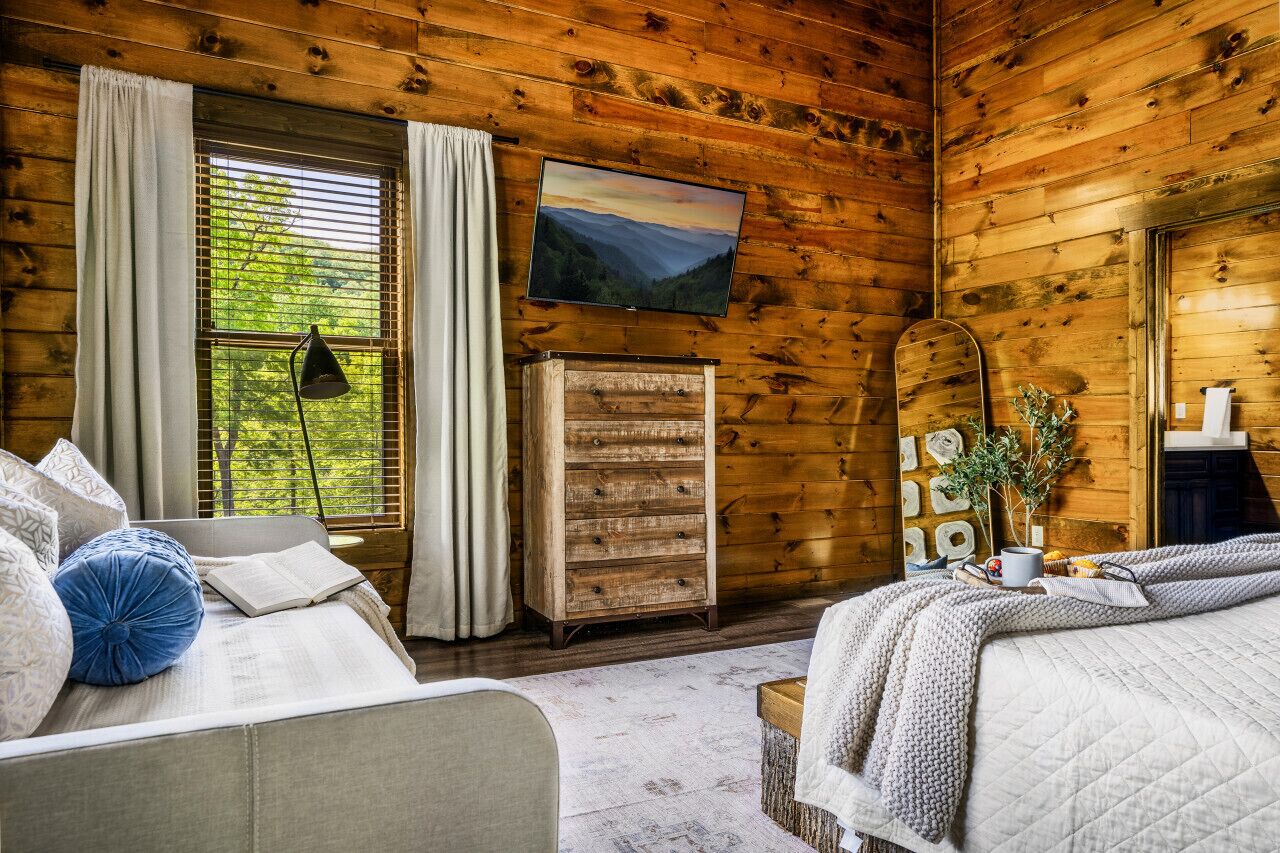 Summit Pass · Prestigious 5 BR, 6BA, with game room and indoor pool for 20 in the Summit!