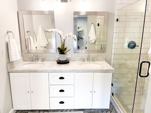 Badewanne, Haartrockner, Handtücher, Seife