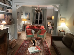 Televisie, een dvd-speler, een tafeltennistafel en boeken