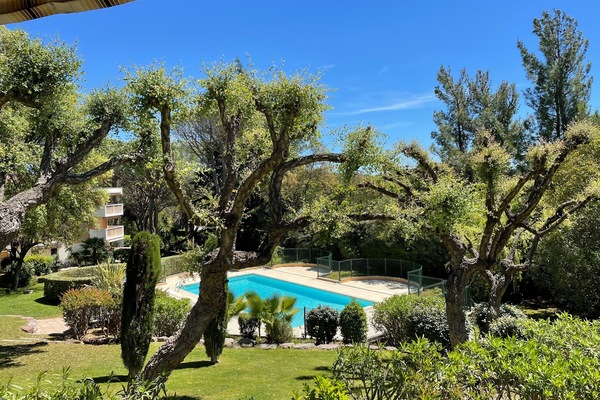 Vue depuis la terrasse / piscine / parc trĂšs arborĂ© / golfs Ă proximitĂ©âŠđ€©đ