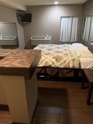 Desk, blackout drapes, soundproofing, iron/ironing board - Royal Relax Inn (Fairmont City)