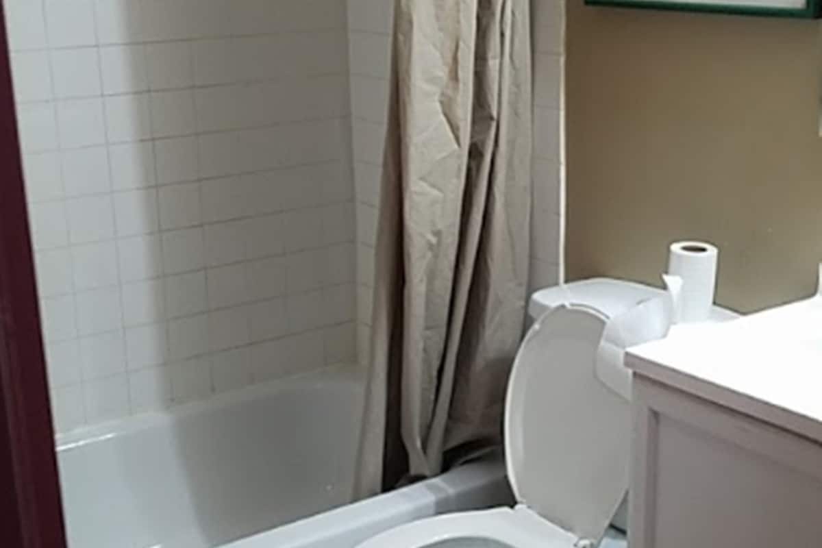 Combined shower/tub, towels