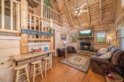 Great rates for a 2B-2B cabin by Fall Creek Falls! Hot tub, fireplace and more!