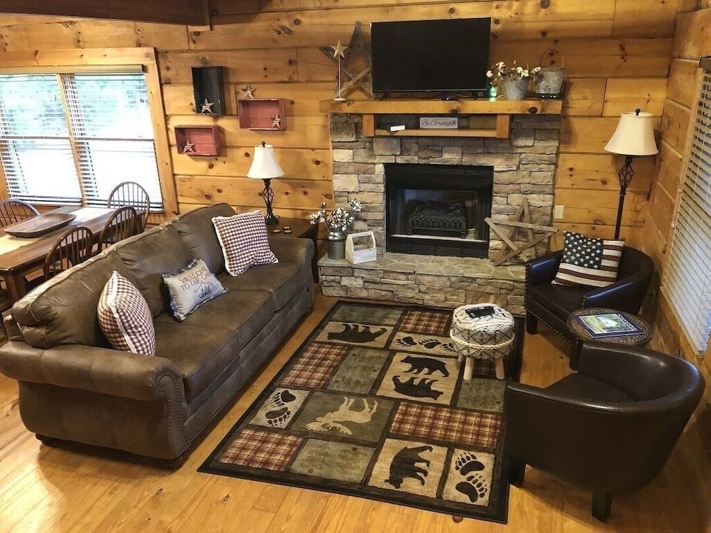 Fall Dates available for this great 2B/2B cabin-Hot Tub-Minutes to FCF Park
