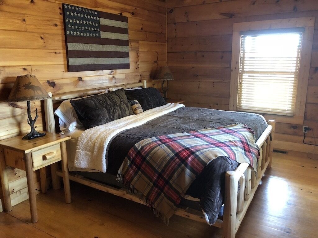 Fall Dates available for this great 2B/2B cabin-Hot Tub-Minutes to FCF Park