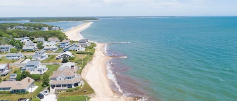 Nära stranden, solstolar och strandhanddukar