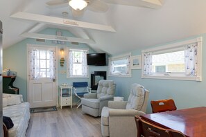 Smart TV, fireplace, stereo