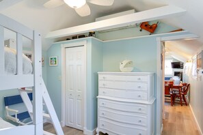 2 bedrooms, iron/ironing board, free WiFi, bed sheets - Popponesset-Beach Cottage, 2 bedrooms, 1.5 baths, Sleeps 4, outdoor shower (Mashpee)