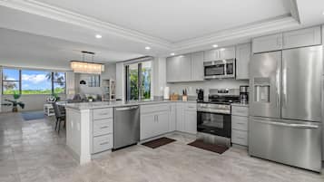 Réfrigérateur, micro-ondes, four, plaque de cuisson