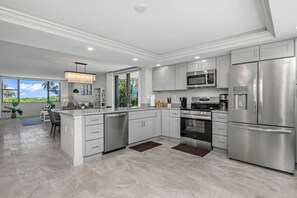 Een koelkast, een magnetron, een oven, een kookplaat