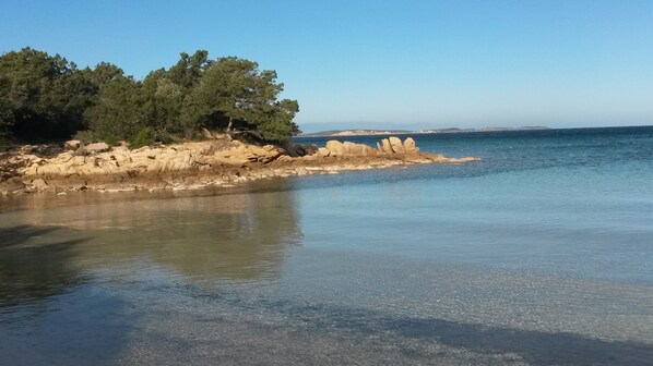 Una spiaggia nelle vicinanze