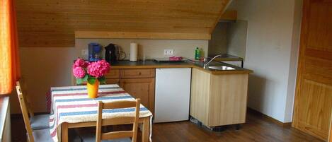 Geladeira, cooktop, lava-louças, cafeteira/chaleira