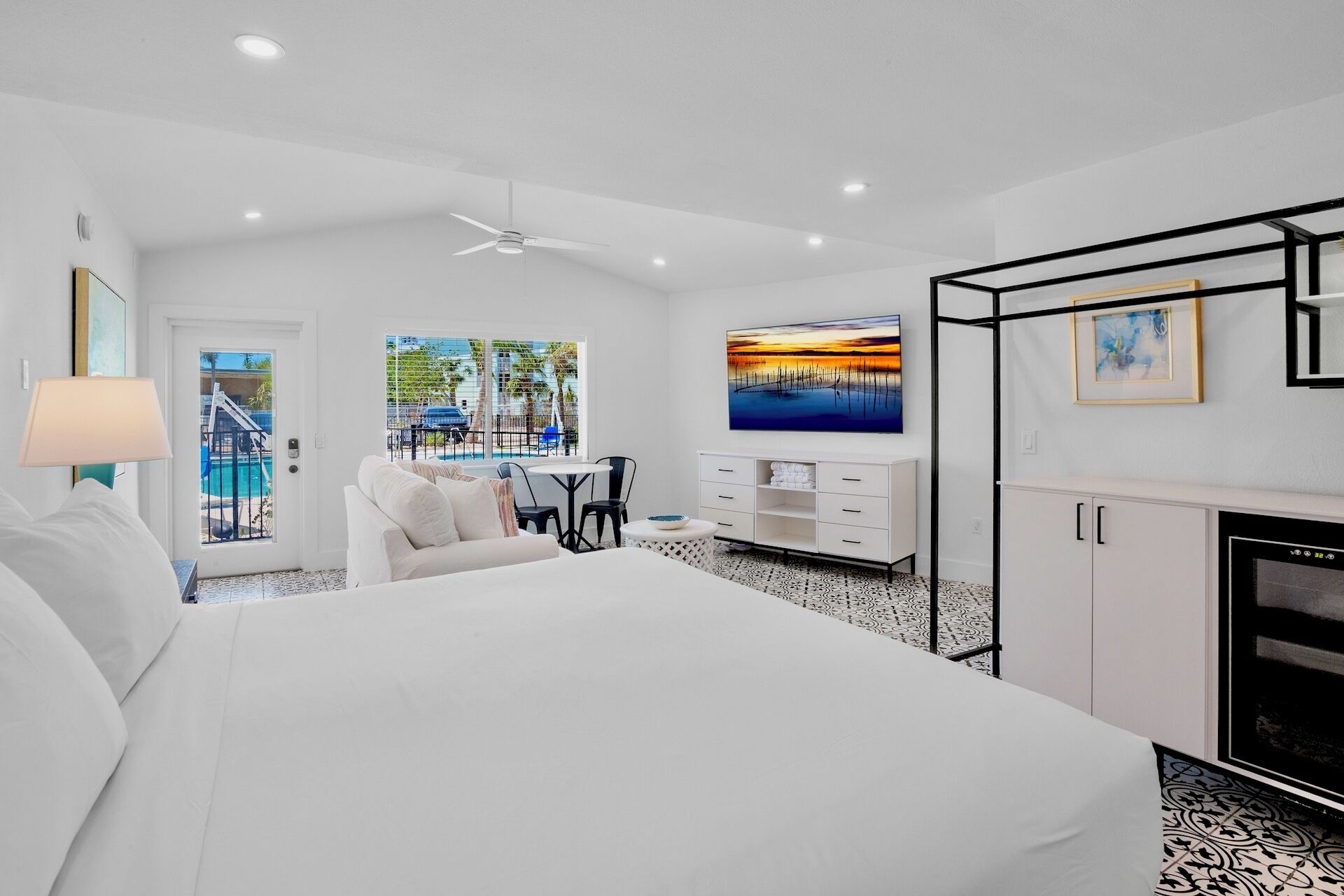 Deluxe King Room | Decoración personalizada y muebles diferentes 