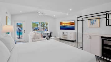 Deluxe King Room | Individually decorated, individually furnished, iron/ironing board