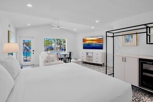 Deluxe King Room | Minibar, individually decorated, individually furnished