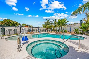 Outdoor pool, open 8:00 AM to 8:00 PM, pool umbrellas, sun loungers - Pelican Post at Anna Maria Island Inn (Bradenton Beach)