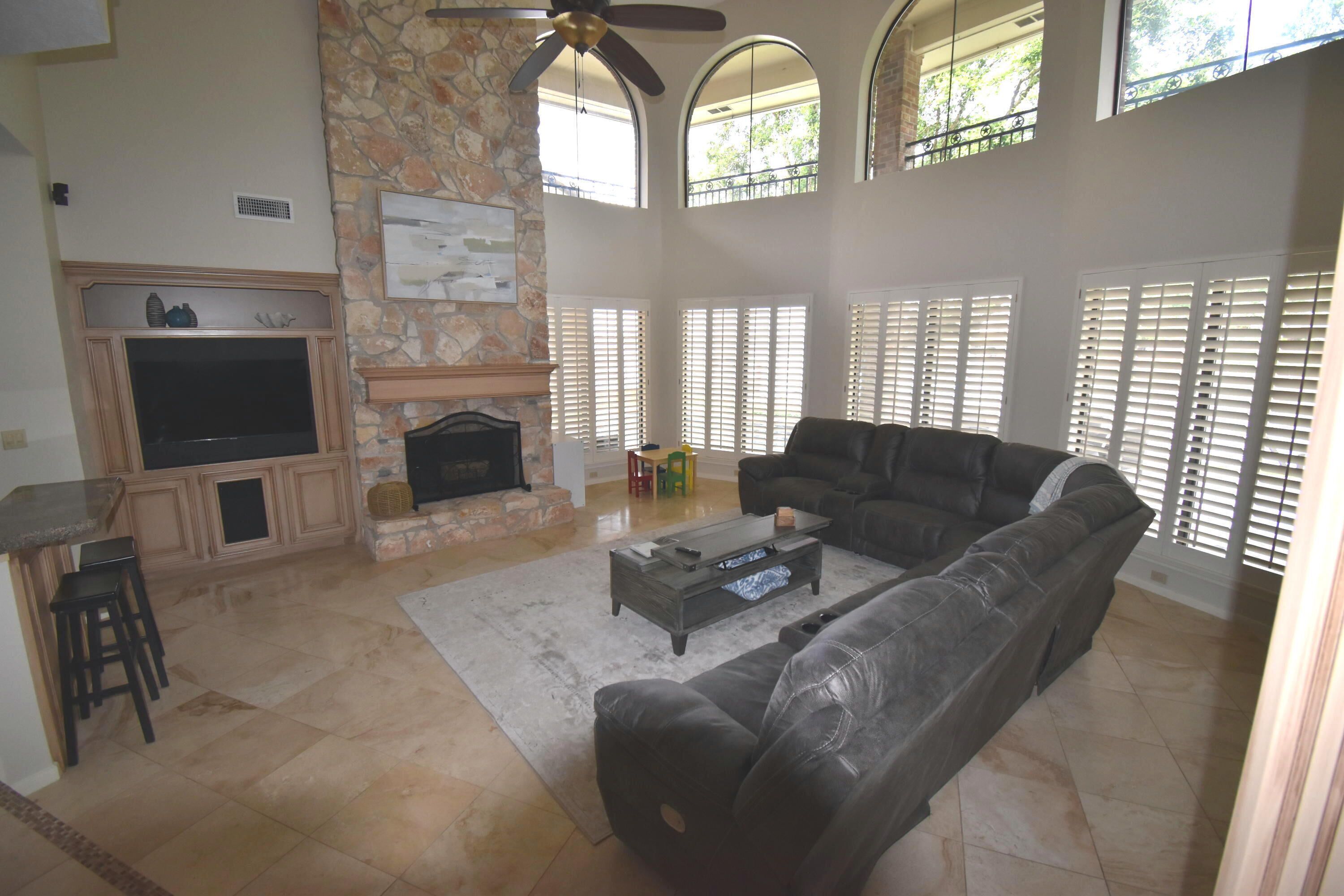 Experience Paradise On The Lake (3 bedroom/3.5 bath) With Pool and Jacuzzi