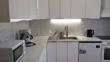 Een koelkast, een microgolfoven, een oven, een kookplaat