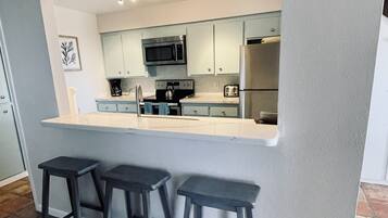 KĂŒhlschrank, Mikrowelle, Ofen, Herdplatte