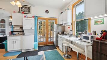 Réfrigérateur, micro-ondes, four, cafetiÚre/bouilloire