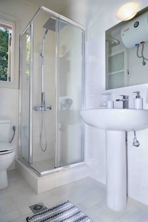 Regadera, toallas, jabón, papel de baño
