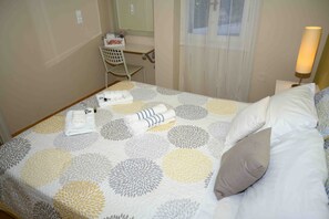 1 dormitorio, tabla de planchar con plancha, wifi gratis y ropa de cama