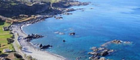 Nära stranden, solstolar och strandhanddukar
