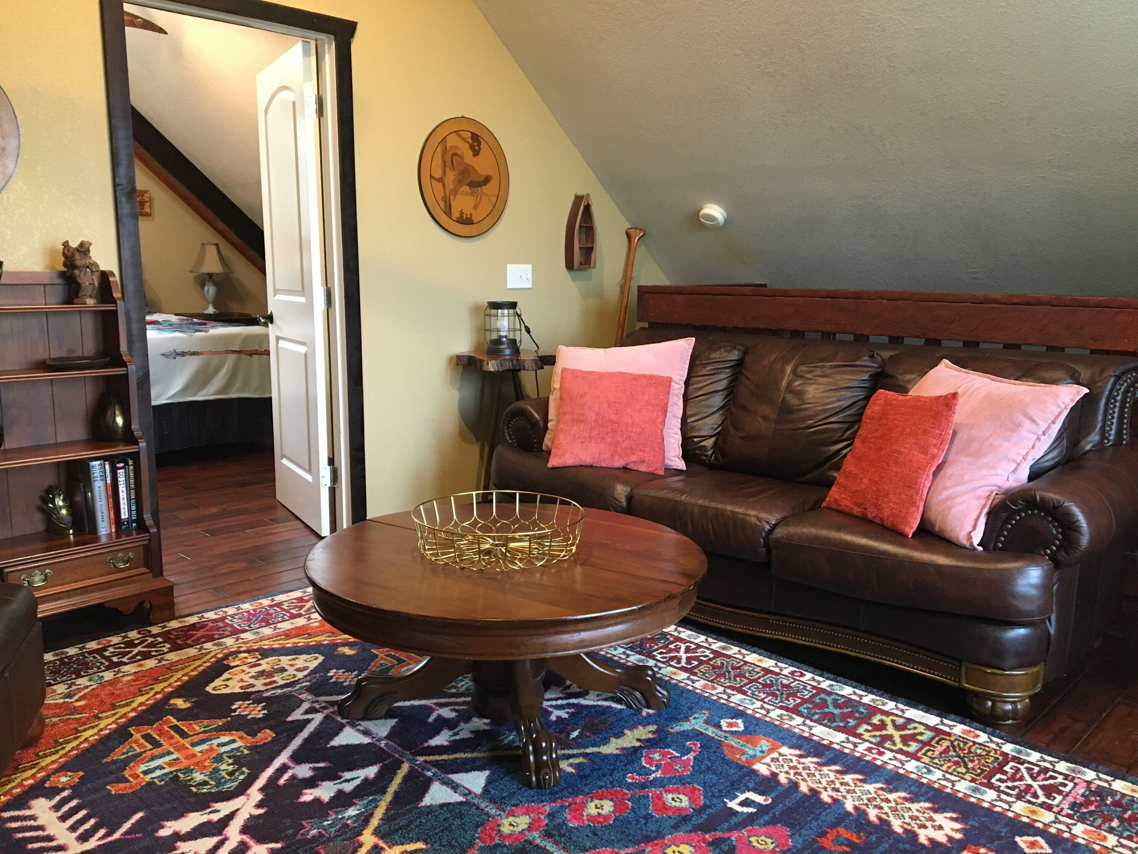 Een flatscreentelevisie, een open haard en boeken