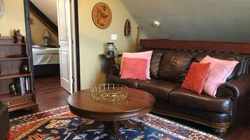 Een flatscreentelevisie, een open haard en boeken