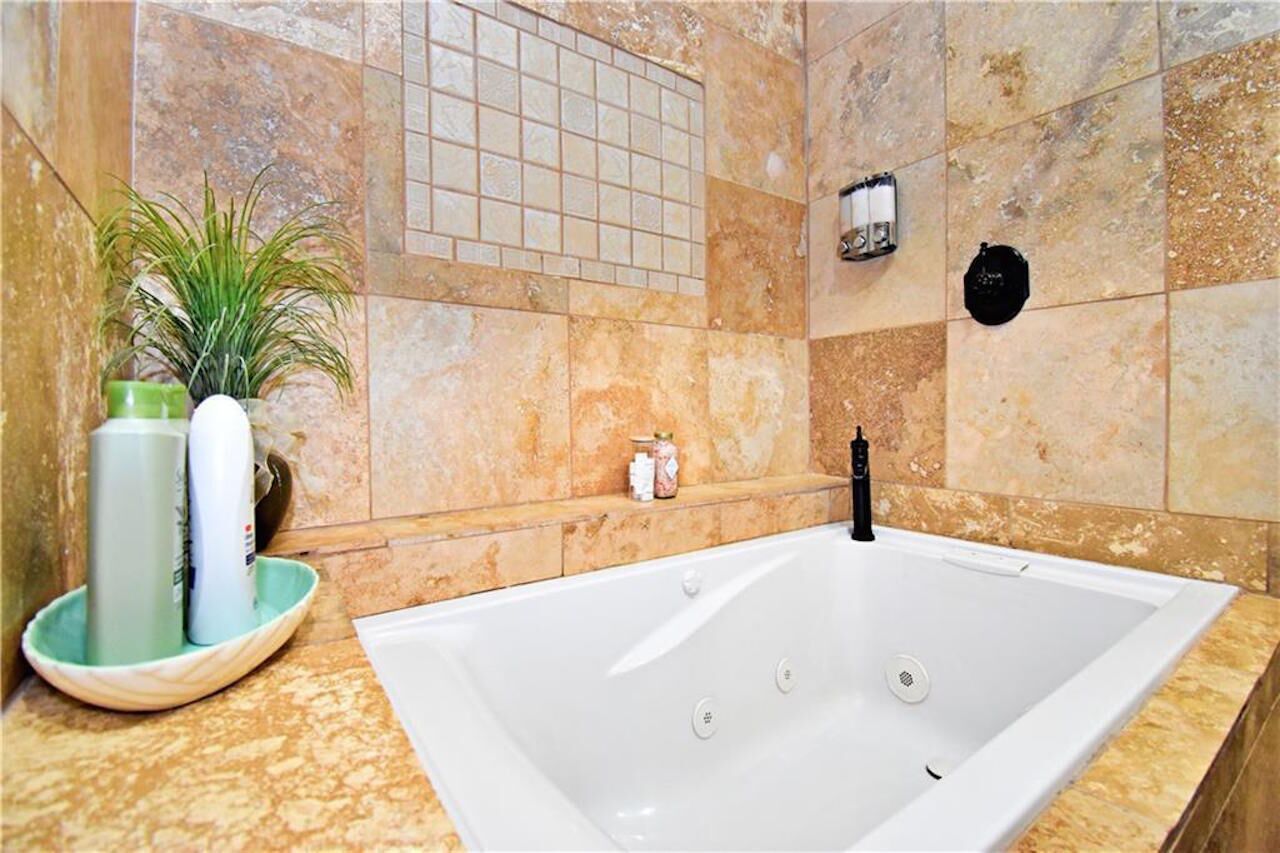 Rustic BLUEBONNET CABIN-Lake Views-Near Hidden Falls Park-2 acres, 2 min to lake