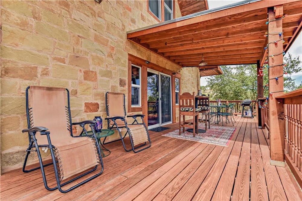 Rustic BLUEBONNET CABIN-Lake Views-Near Hidden Falls Park-2 acres, 2 min to lake