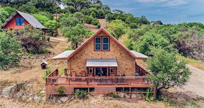 Rustic BLUEBONNET CABIN with Views-Near Hidden Falls Park-2 acres, 2 min to lake