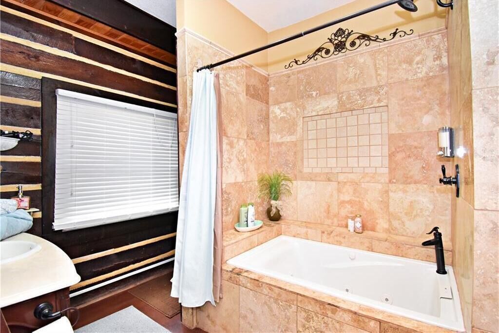 Bañera con ducha, secador de pelo, toallas, jabón