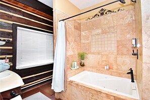 Bañera con ducha, secador de pelo, toallas, jabón