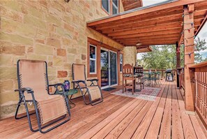 Outdoor dining - Rustic BLUEBONNET CABIN with Views-Near Hidden Falls Park-2 acres, 2 min to lake (Marble Falls)