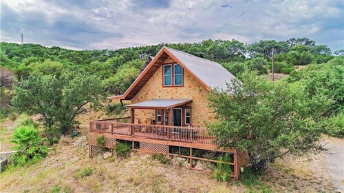Rustic BLUEBONNET CABIN with Views-Near Hidden Falls Park-2 acres, 2 min to lake