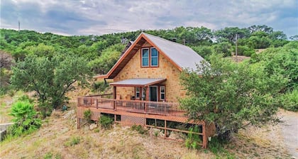 Rustic BLUEBONNET CABIN with Views-Near Hidden Falls Park-2 acres, 2 min to lake