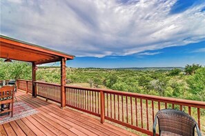 Terrace/patio - Rustic BLUEBONNET CABIN with Views-Near Hidden Falls Park-2 acres, 2 min to lake (Marble Falls)